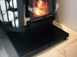Kiukaan alusta musta